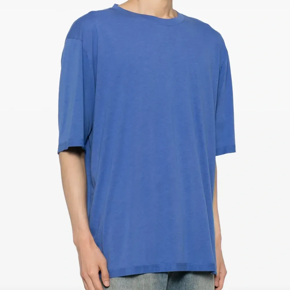 Футболка с приспущенными плечами