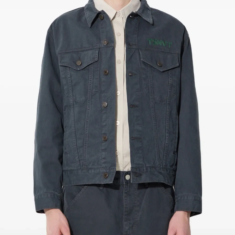 Джинсовая куртка на пуговицах