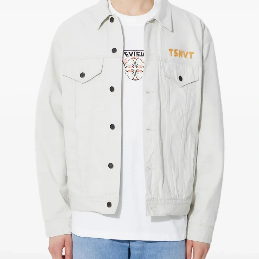 Джинсовая куртка на пуговицах