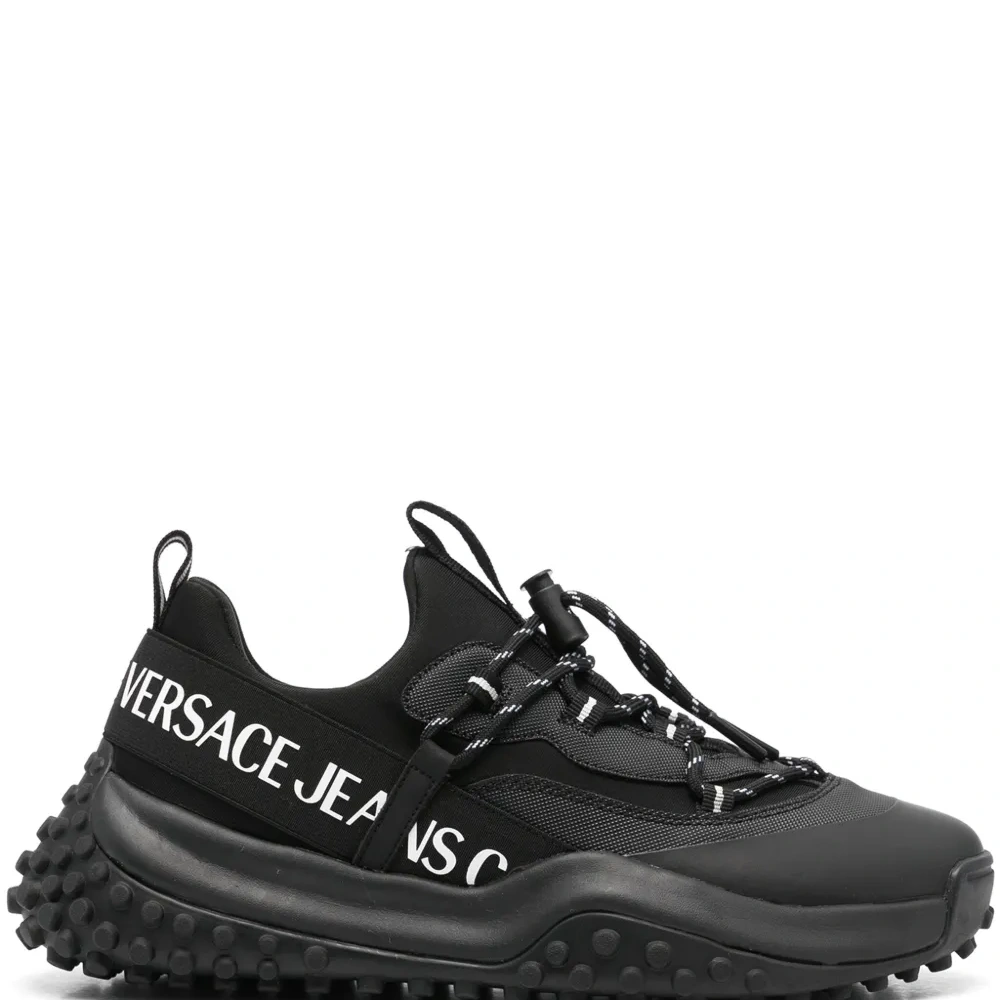 Кеды с тисненым логотипом