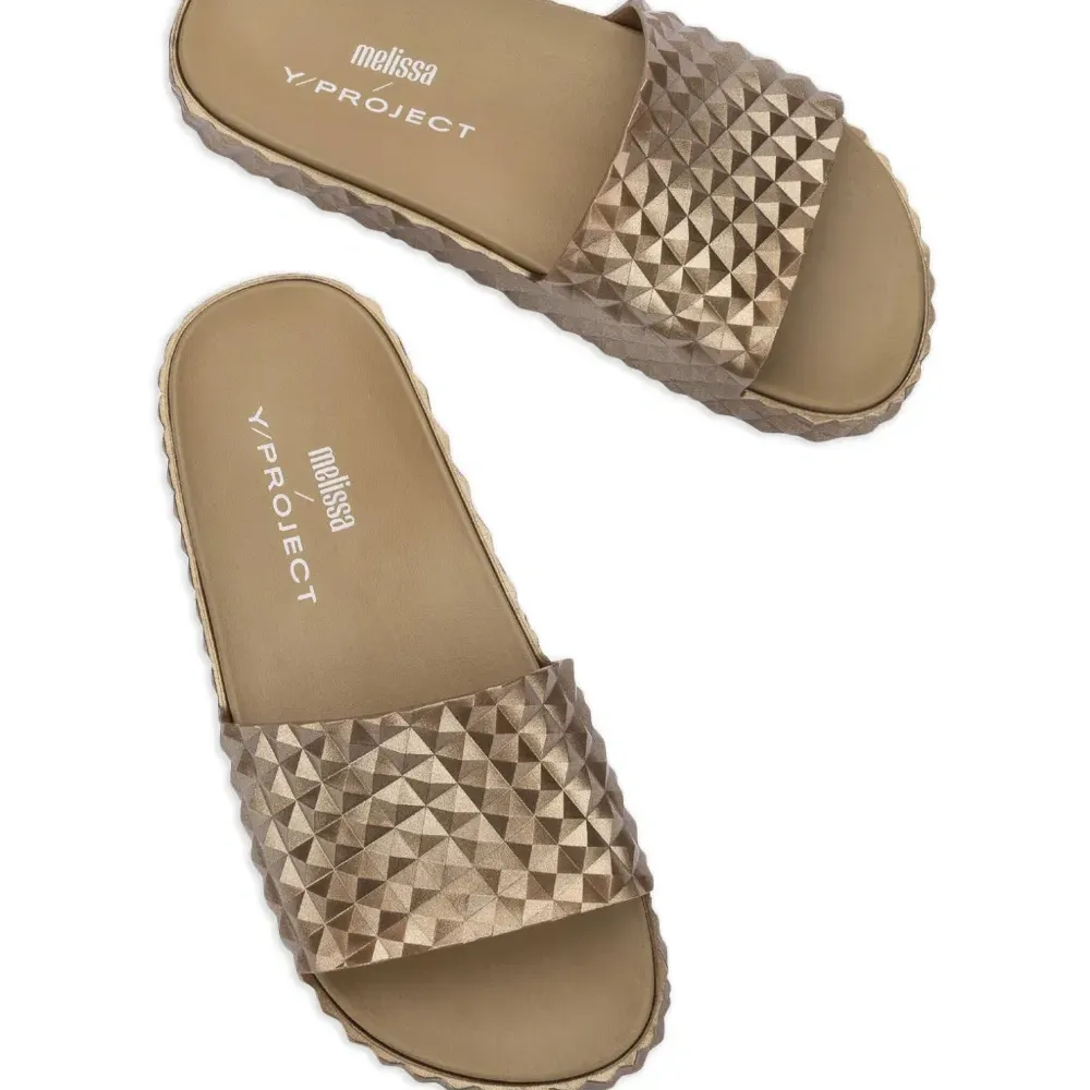 Шлепанцы Court из коллаборации с Melissa Шлепанцы Court из коллаборации с Melissa