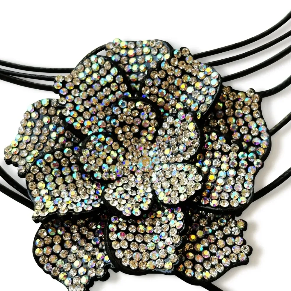 Чокер с цветочной аппликацией Чокер с цветочной аппликацией