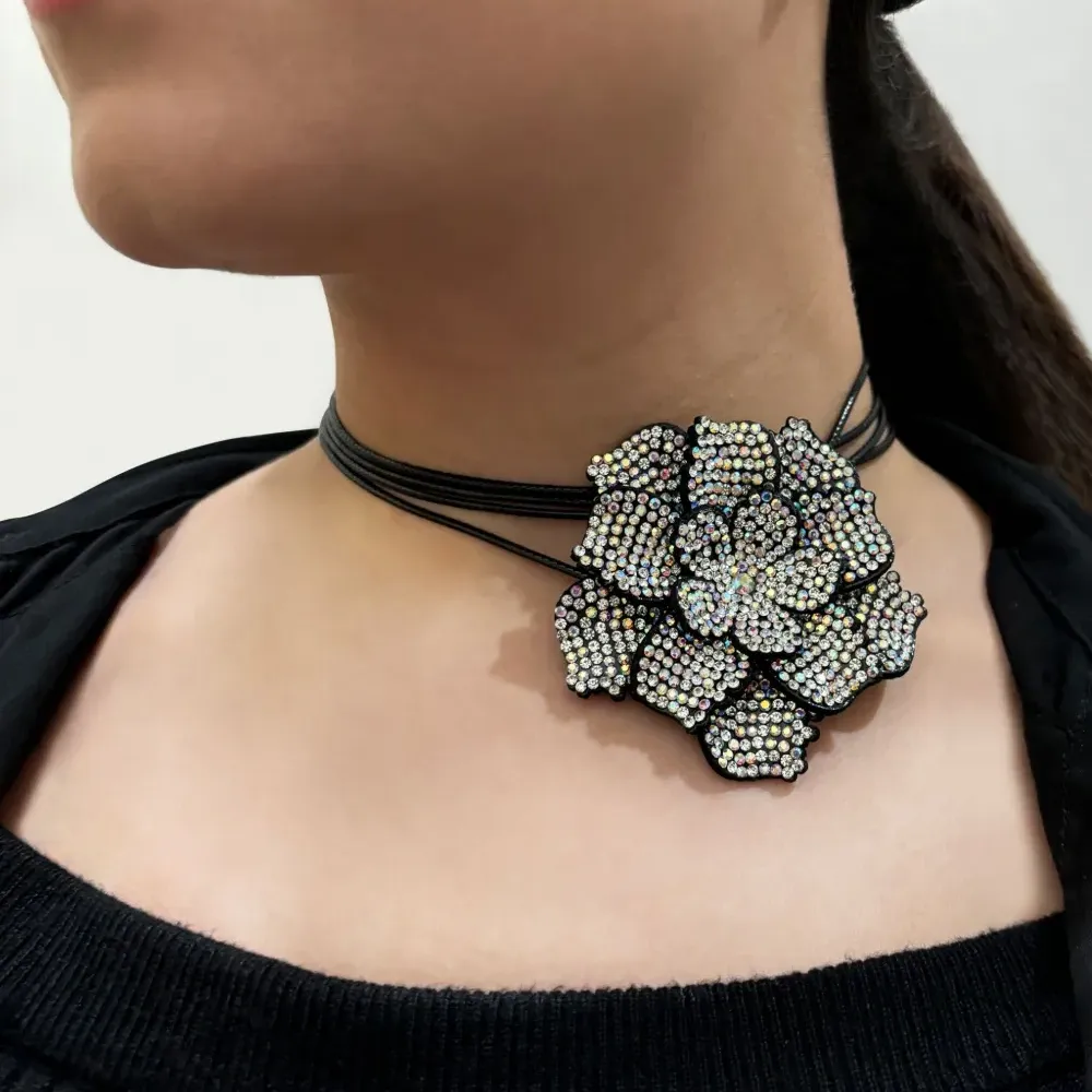Чокер с цветочной аппликацией Чокер с цветочной аппликацией