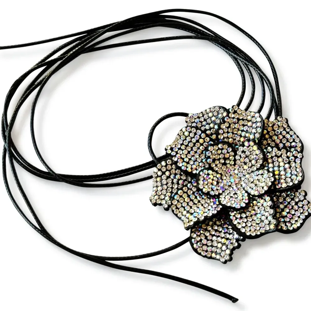 Чокер с цветочной аппликацией Чокер с цветочной аппликацией