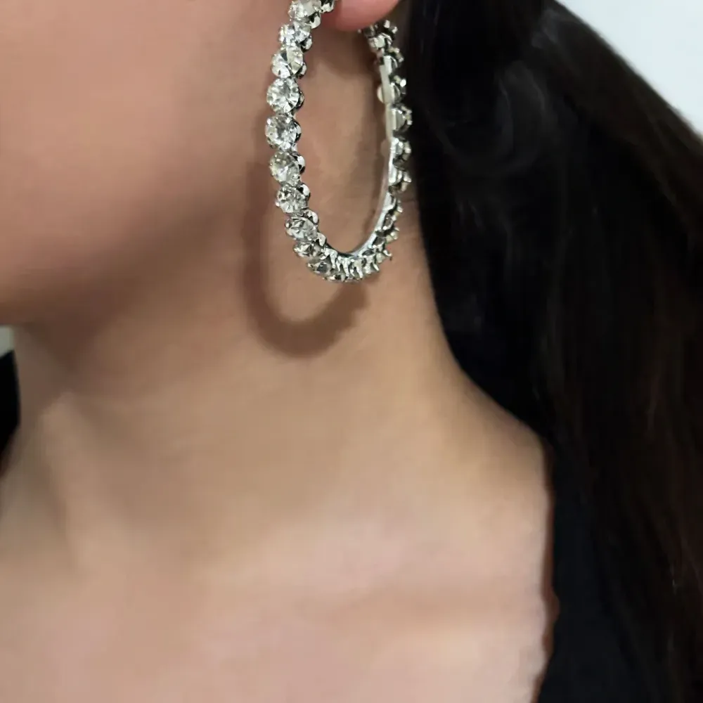 Серьги-кольца со стразами