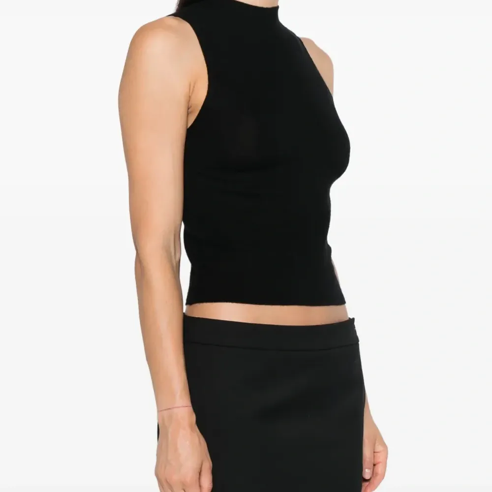 Вязаный жилет