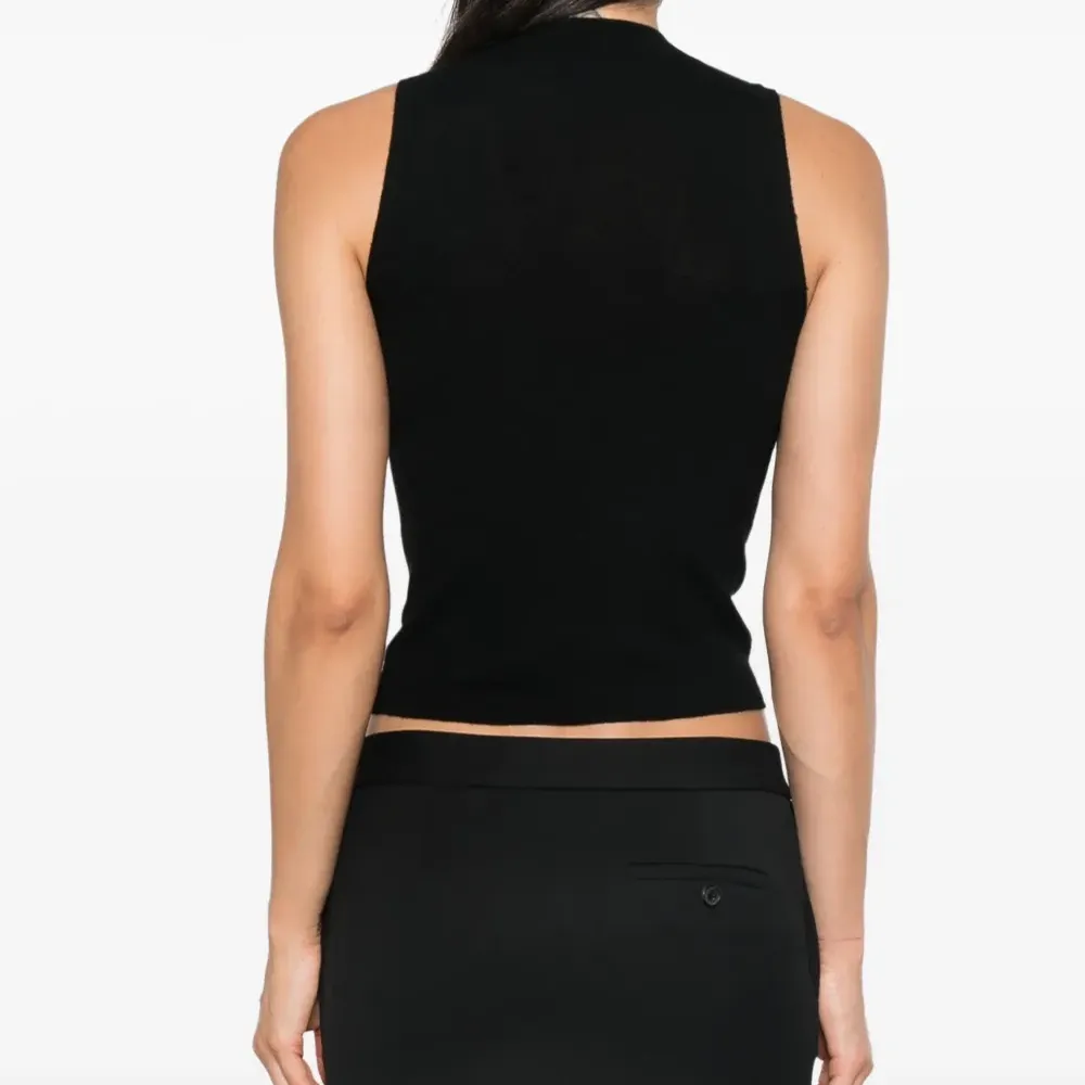 Вязаный жилет