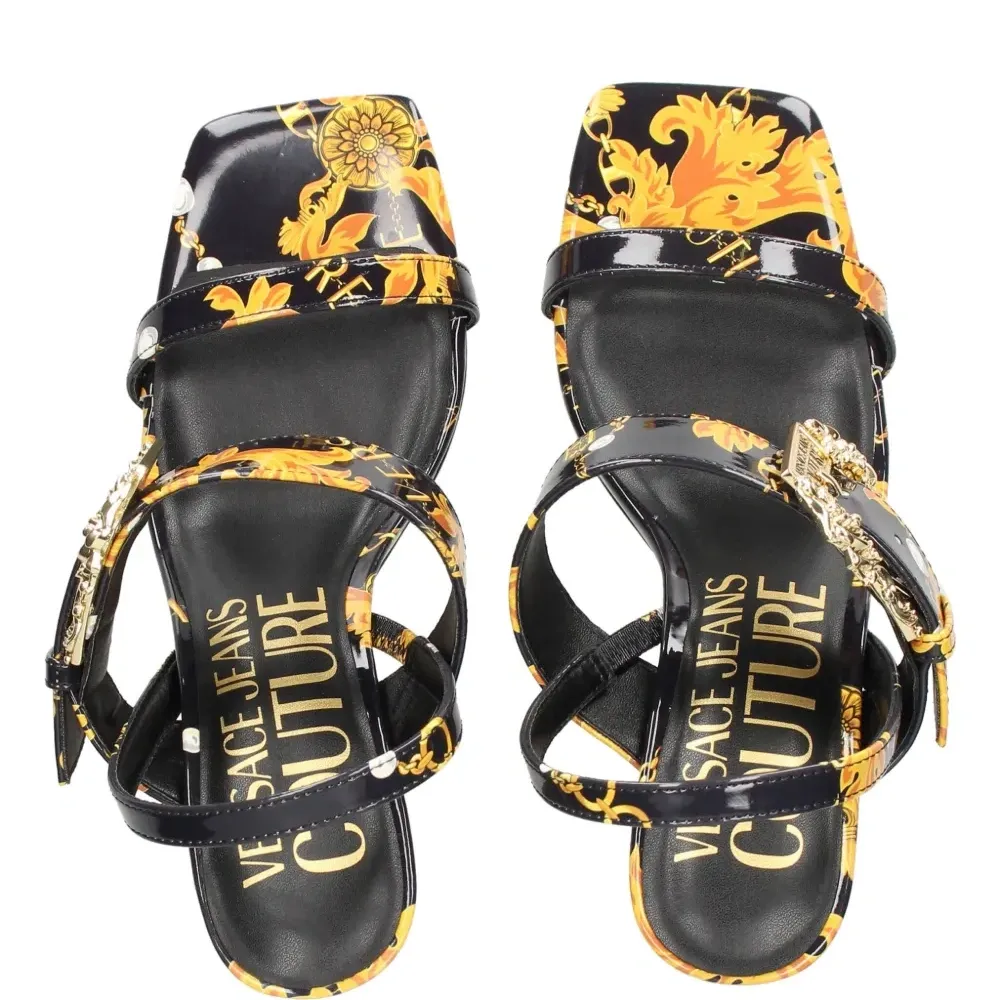 Сандалии с пряжками