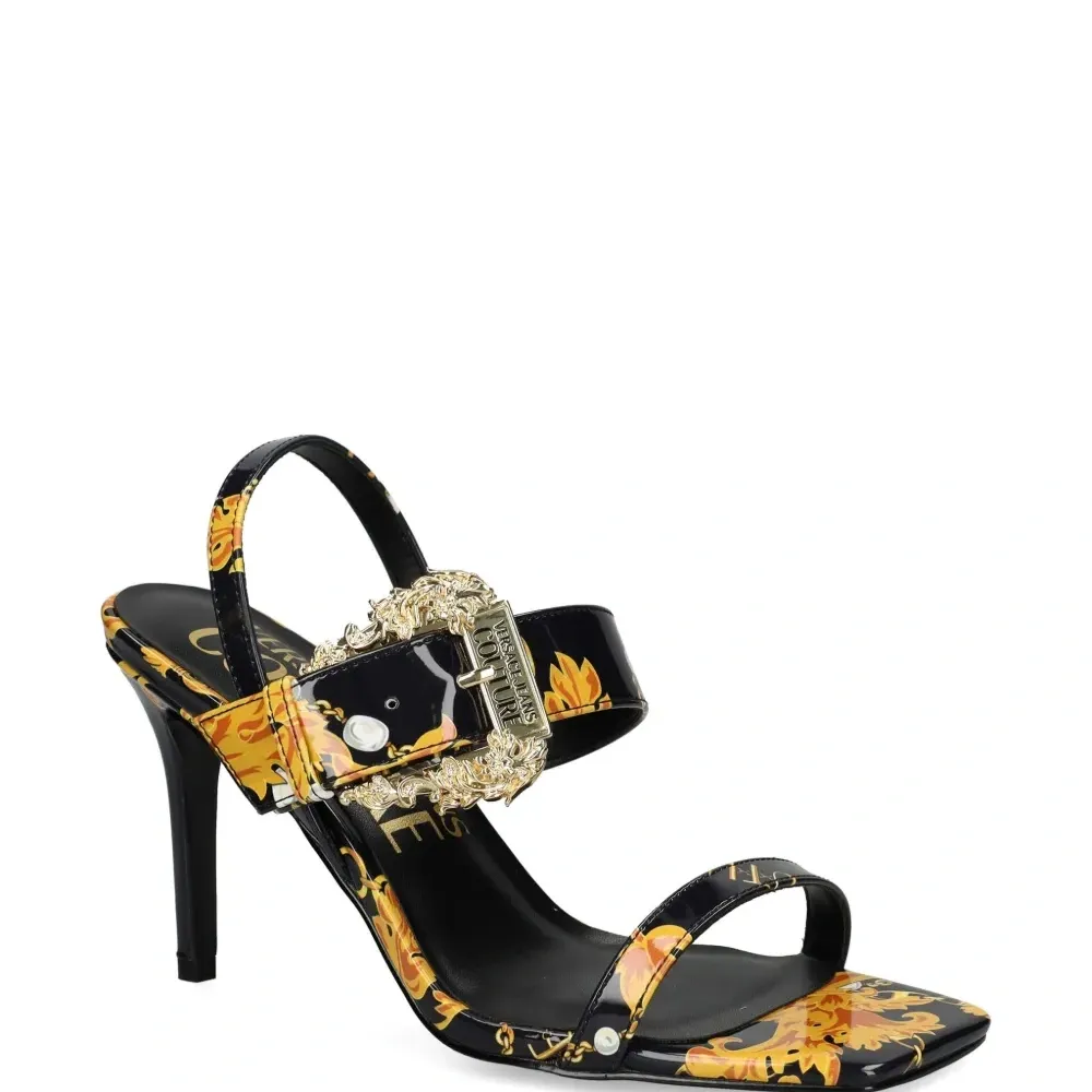 Сандалии с пряжками