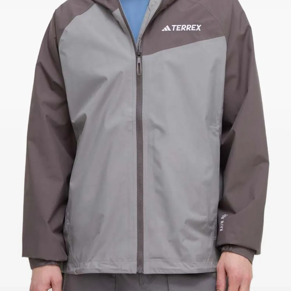 Куртка с капюшоном и цветными вставками