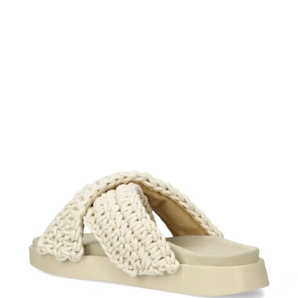 Плетеные сандалии