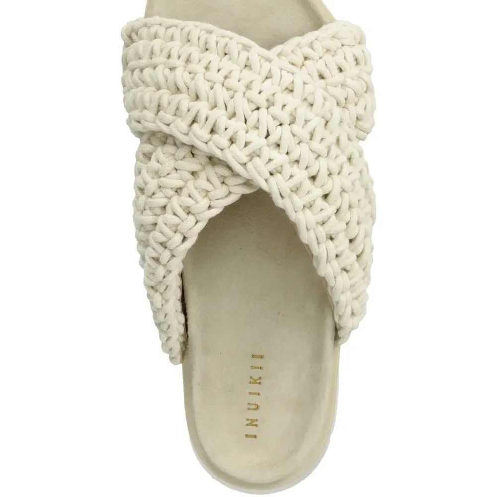 Плетеные сандалии