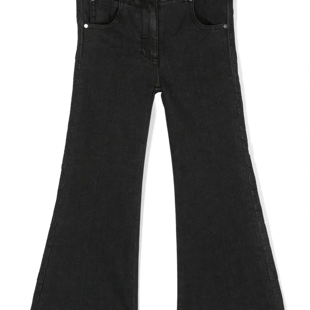 Расклешенные джинсы с тисненым логотипом