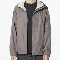 Легкая куртка с капюшоном