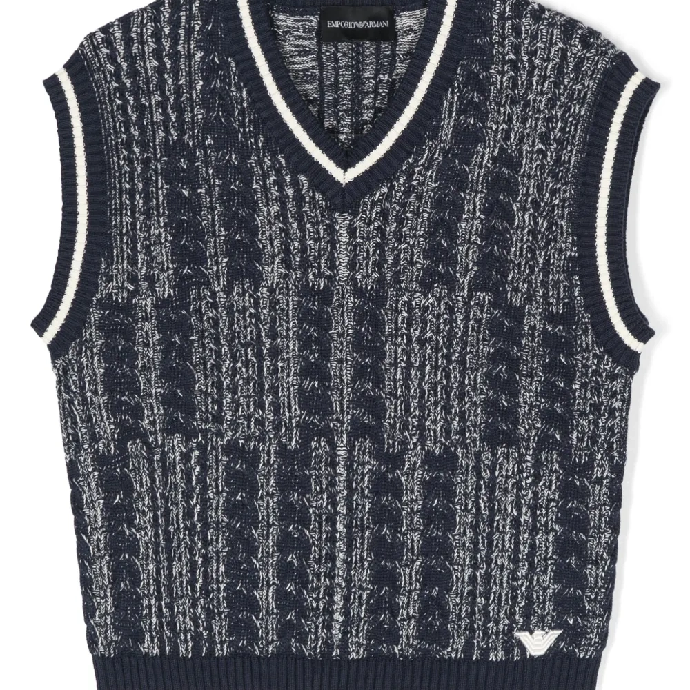 Платье мини фактурной вязки с V-образным вырезом