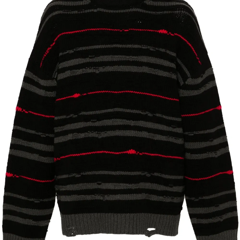 Полосатый джемпер с приспущенными плечами