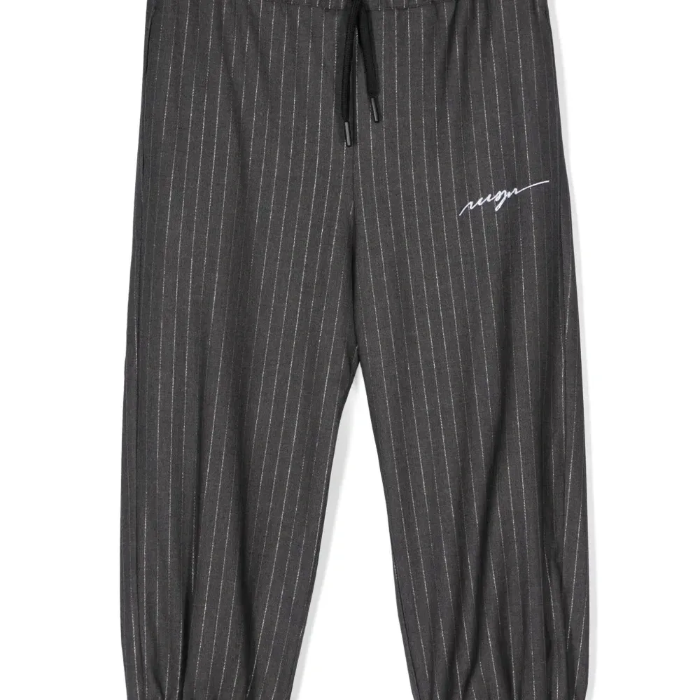 Брюки с вышитым логотипом