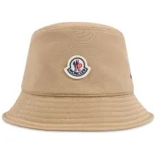 шапка с нашивкой-логотипом