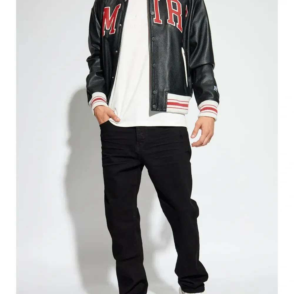 Футболка с вышитым логотипом