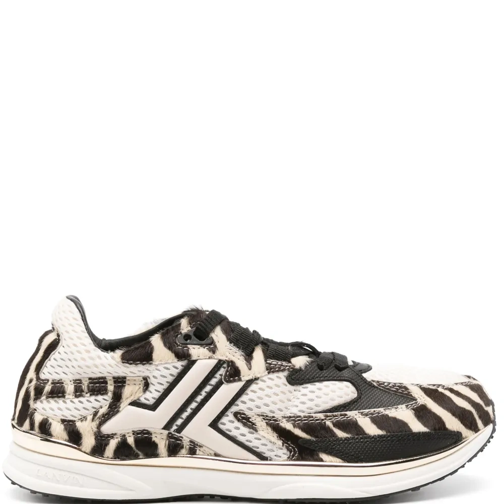 Кроссовки с вышитым логотипом