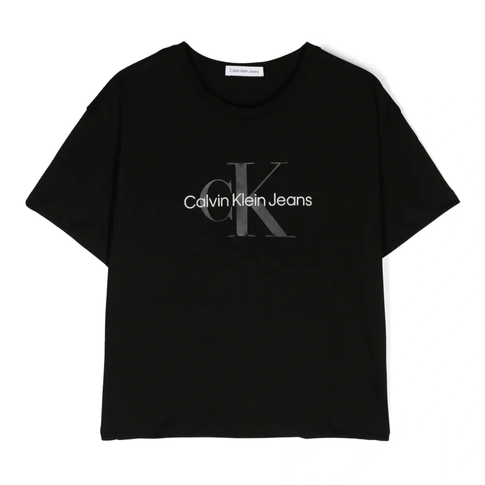 Футболка с приспущенными плечами и логотипом