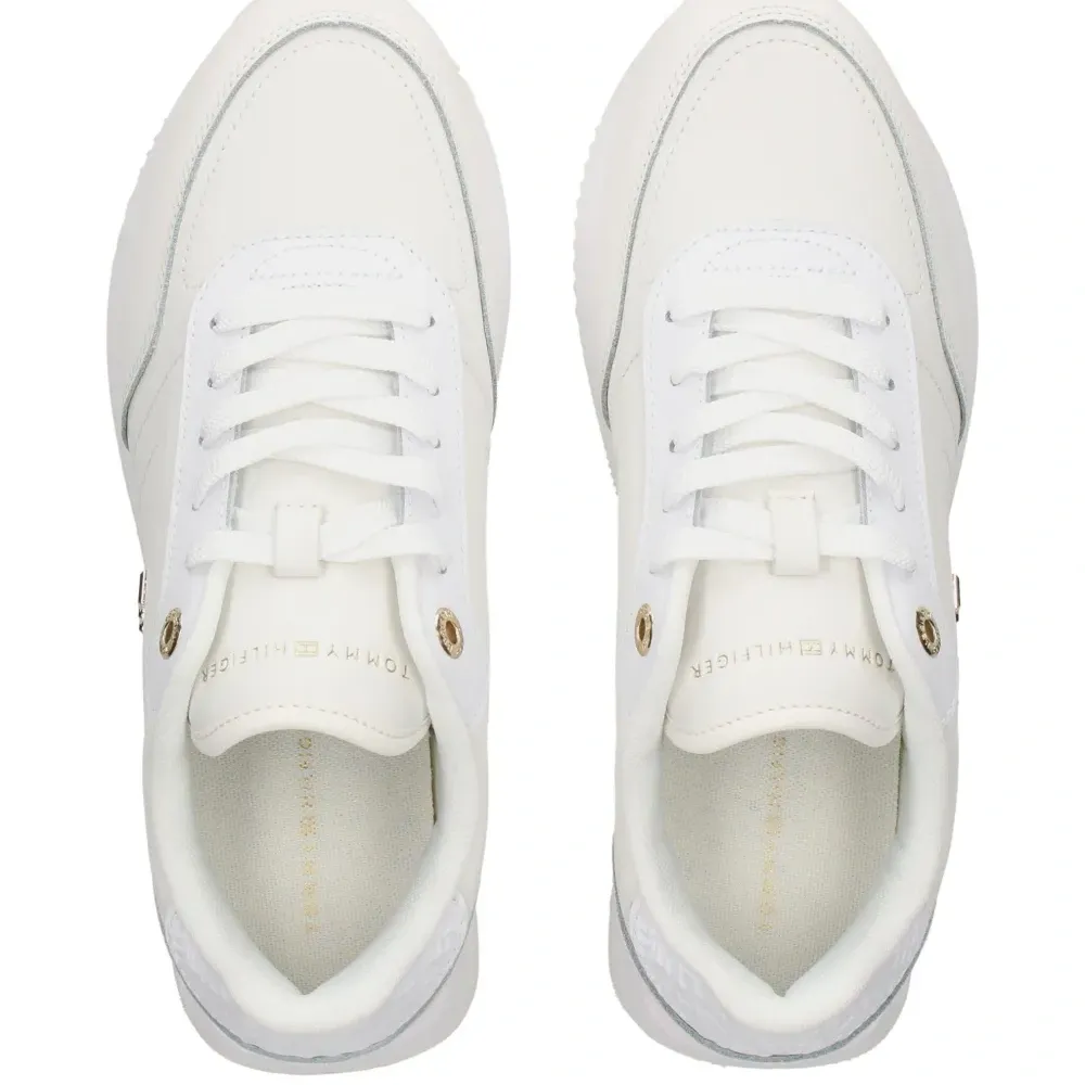 Кроссовки с логотипом