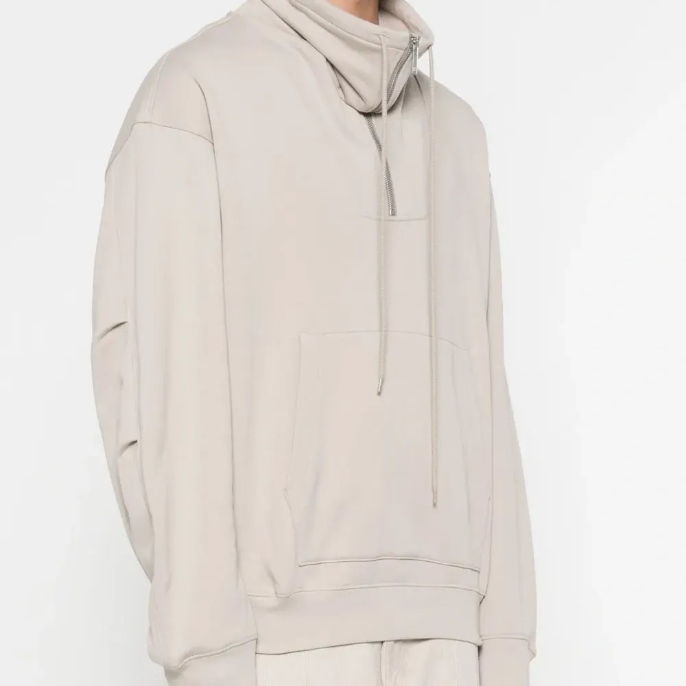 Толстовка с воротником-воронкой