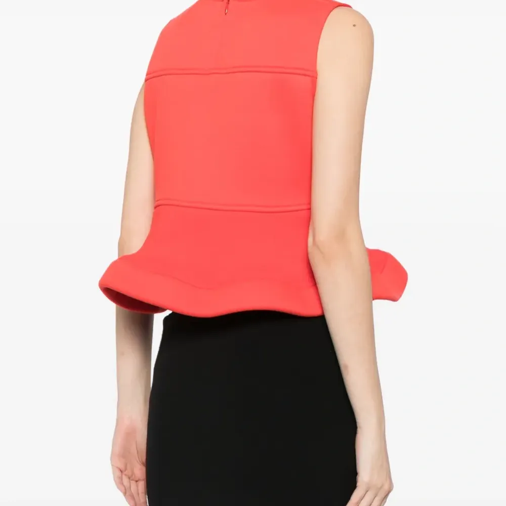 Топ с баской