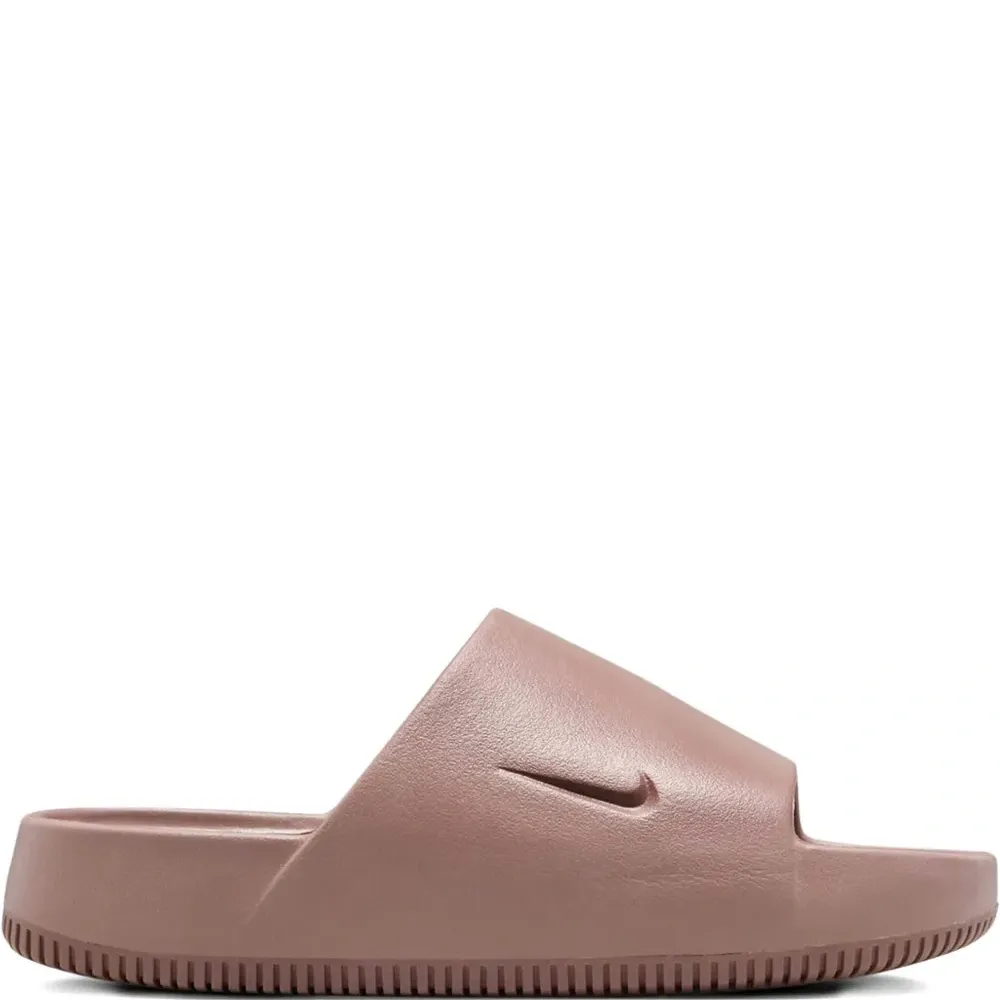 Шлепанцы Calm с тисненым логотипом Шлепанцы Calm с тисненым логотипом