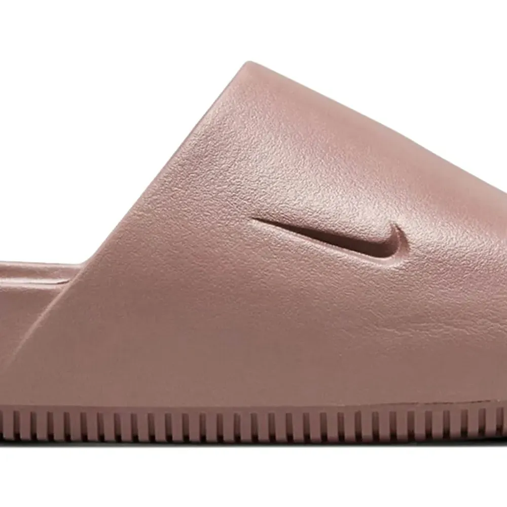 Шлепанцы Calm с тисненым логотипом Шлепанцы Calm с тисненым логотипом