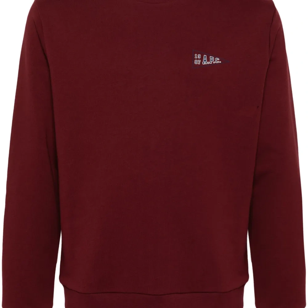 Свитер с вышитым логотипом