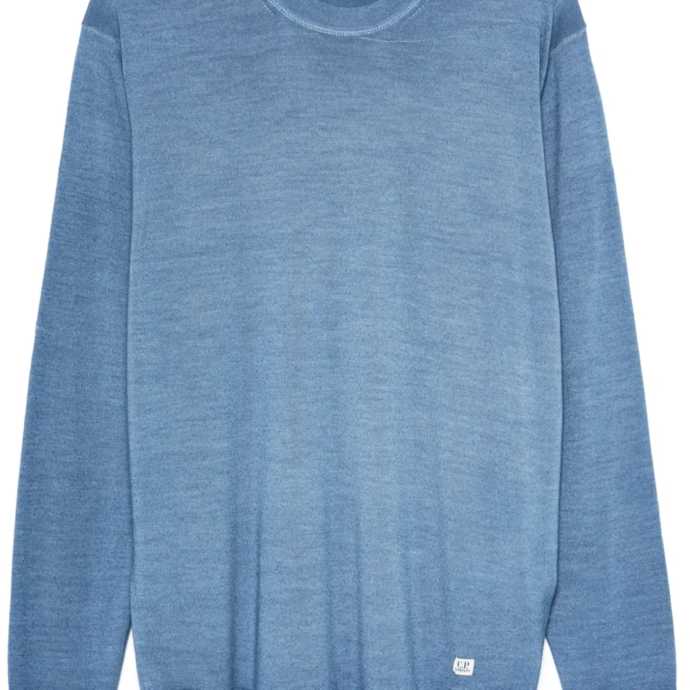 Свитер с нашивкой-логотипом