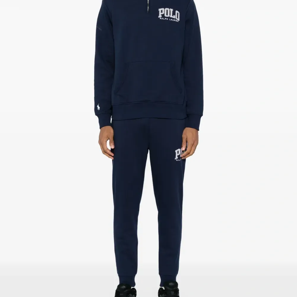 Спортивные брюки с вышитым логотипом