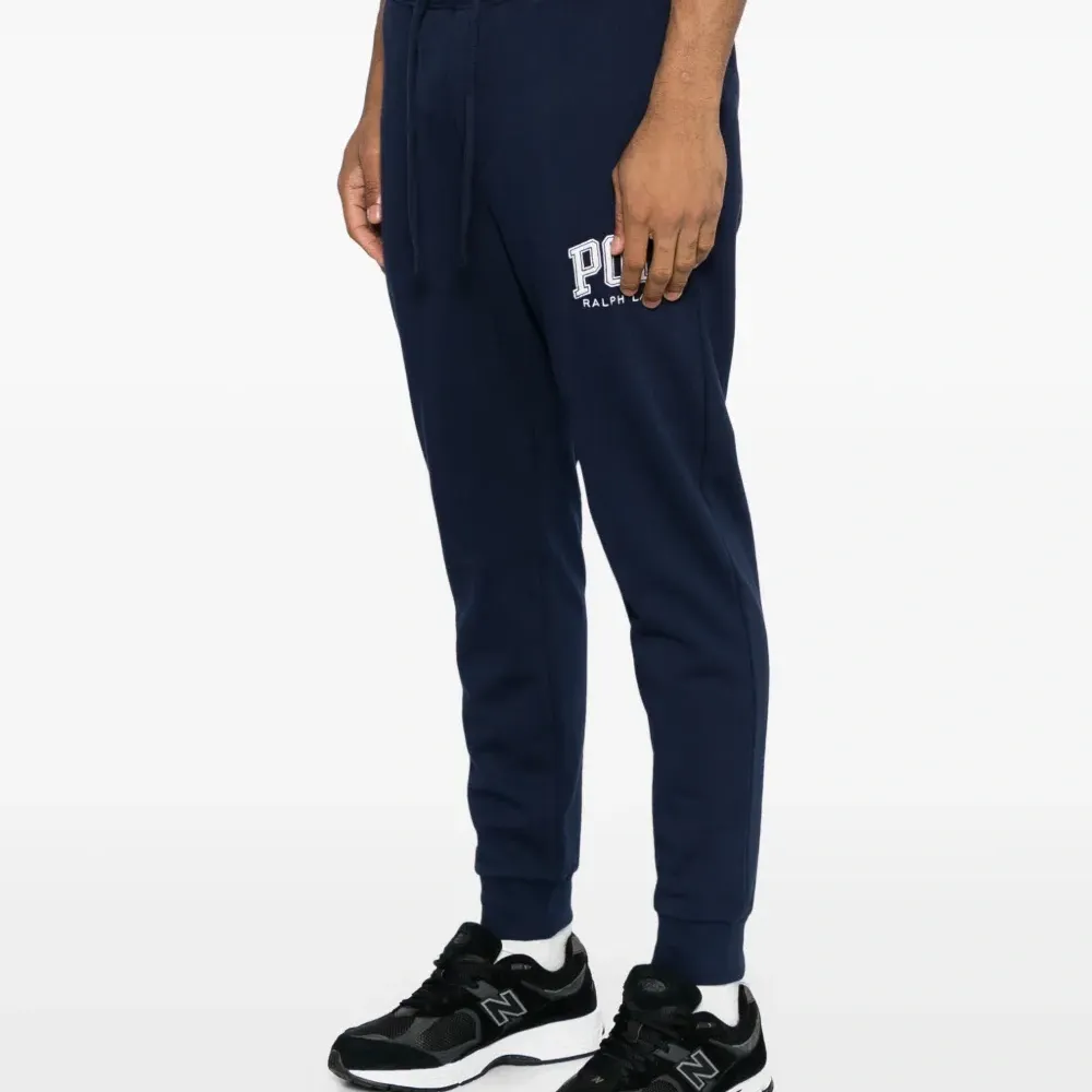 Спортивные брюки с вышитым логотипом