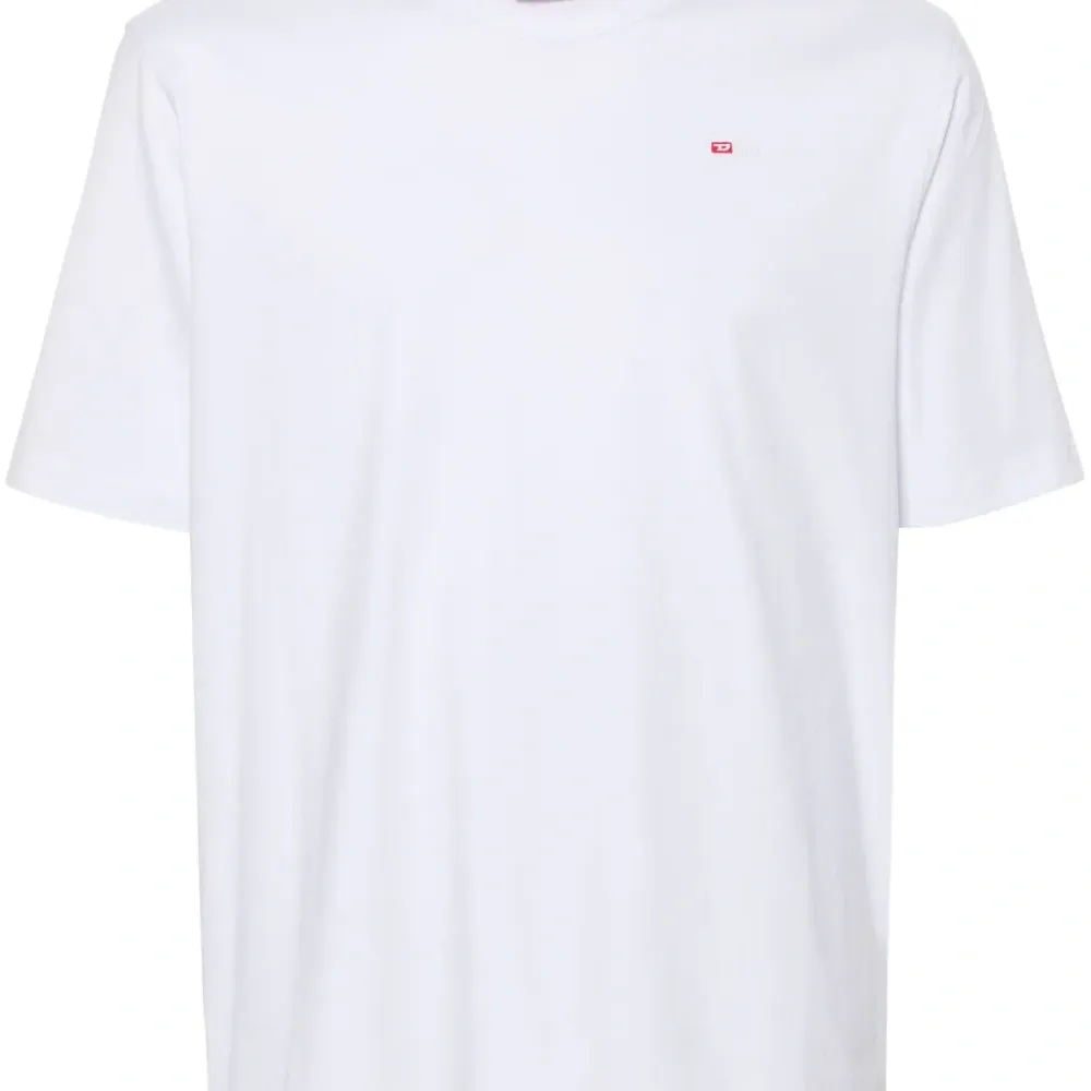 Футболка с вышитым логотипом