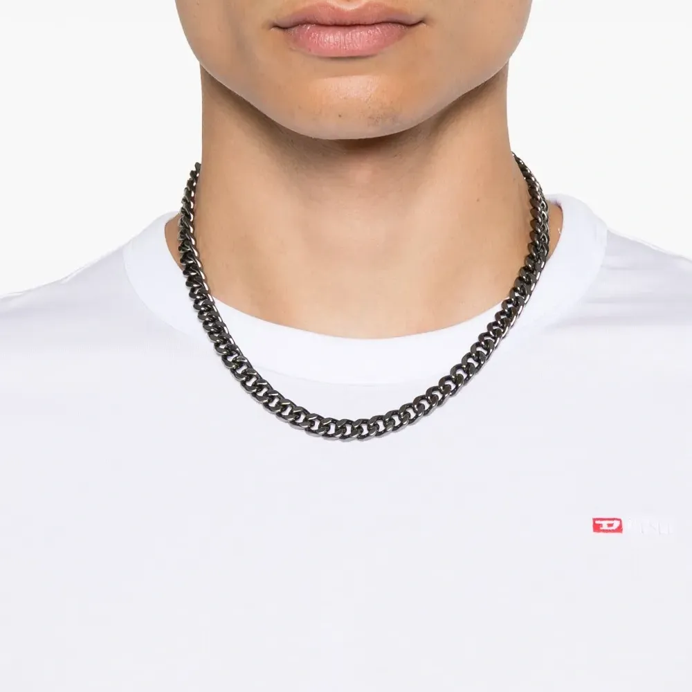 Футболка с вышитым логотипом