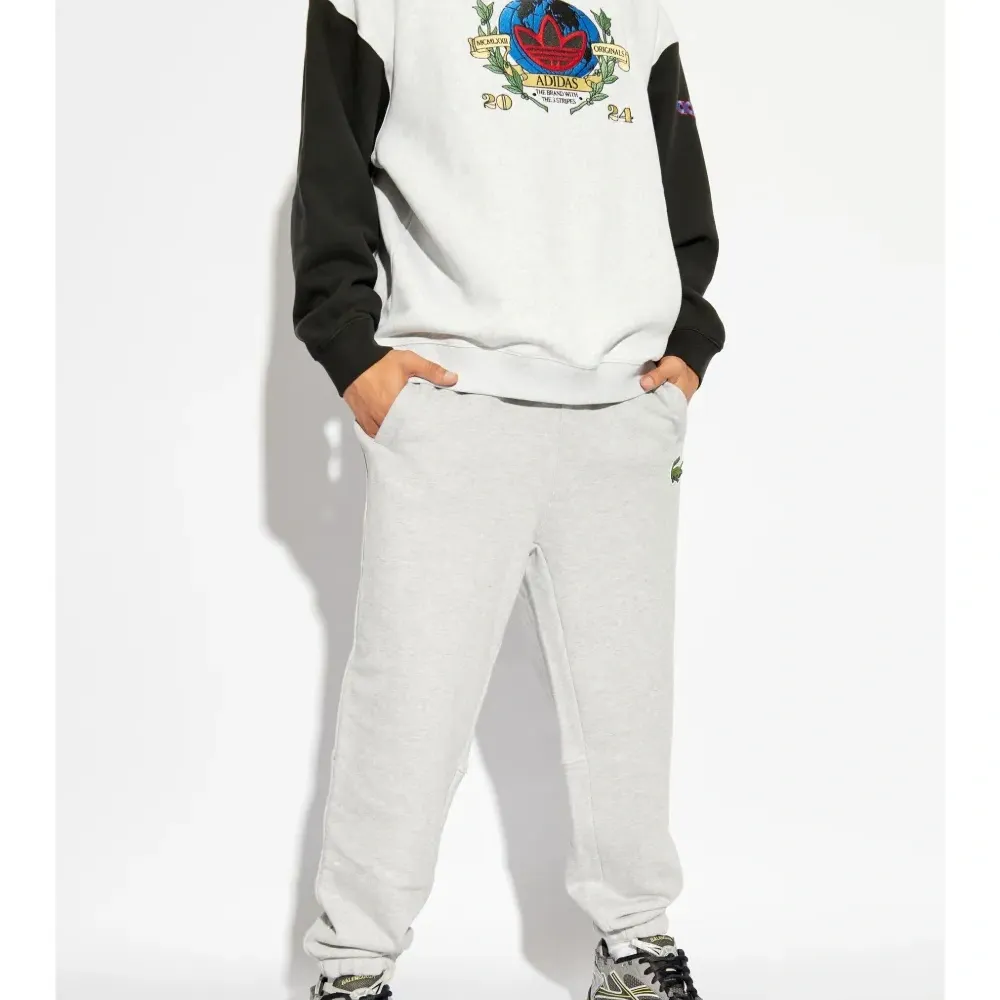 Толстовка с вышитым логотипом