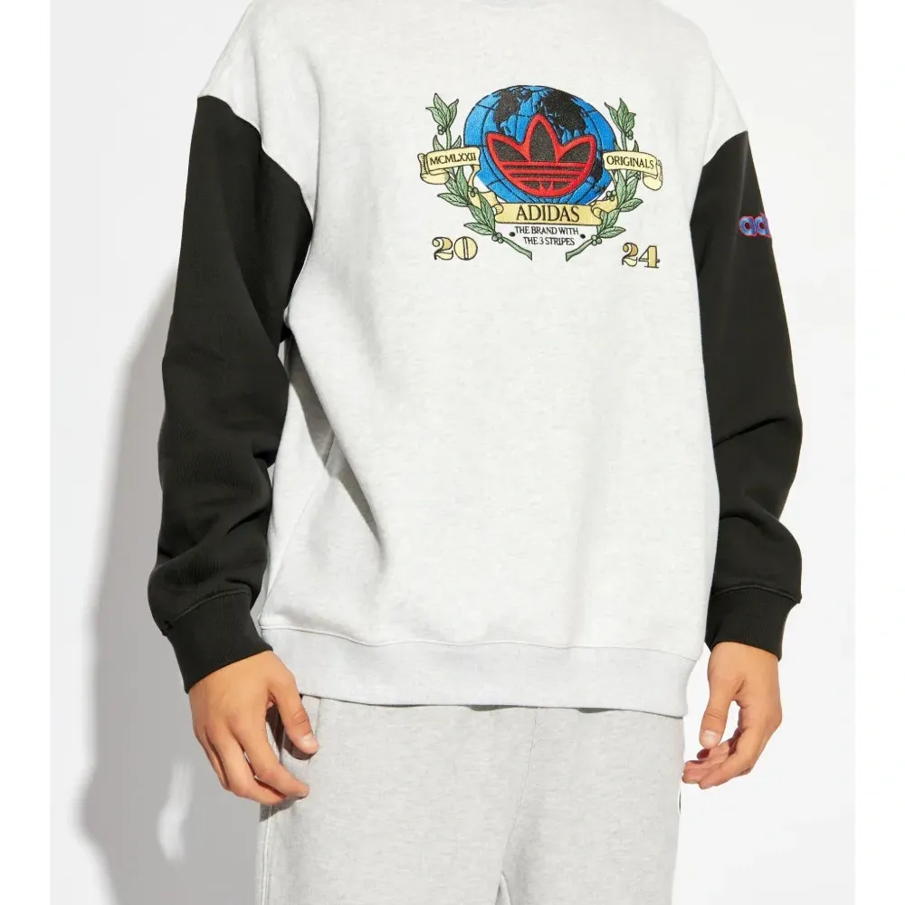 Толстовка с вышитым логотипом