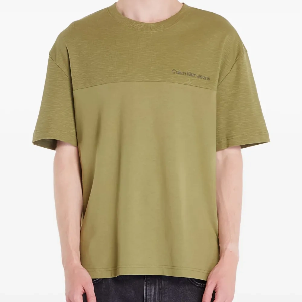 Футболка с вышитым логотипом