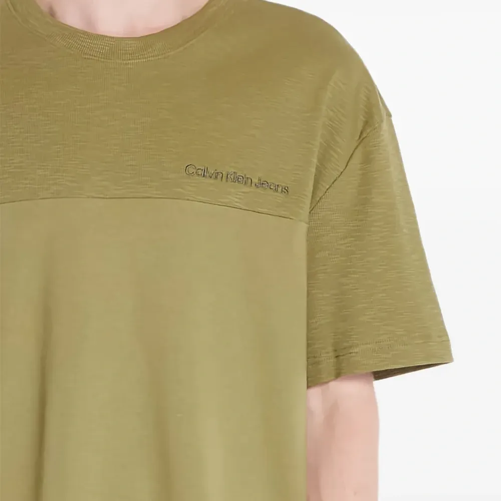 Футболка с вышитым логотипом