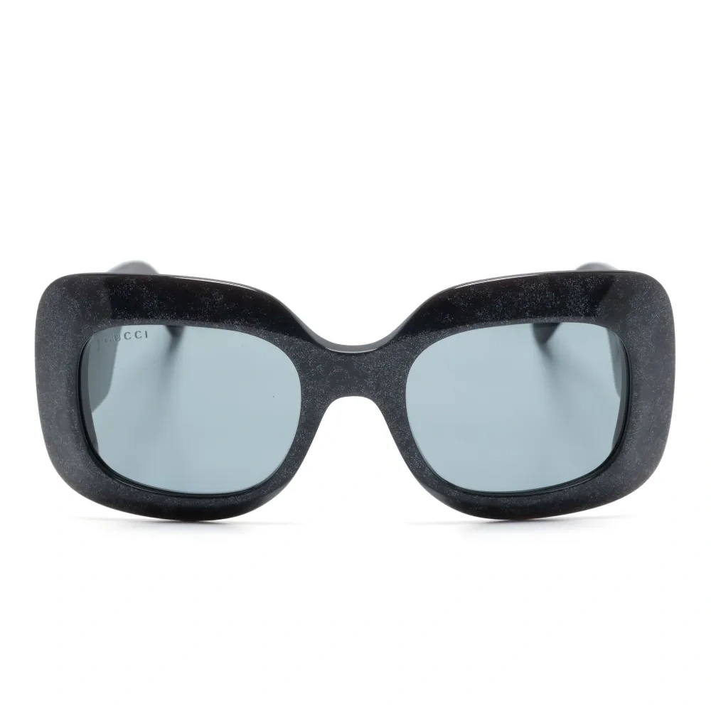 Солнцезащитные очки в массивной оправе