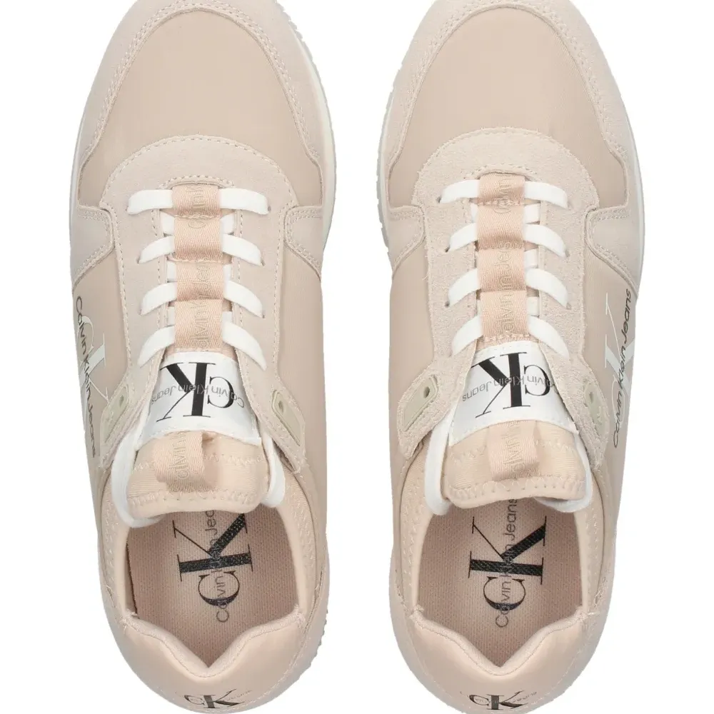 Кроссовки с логотипом