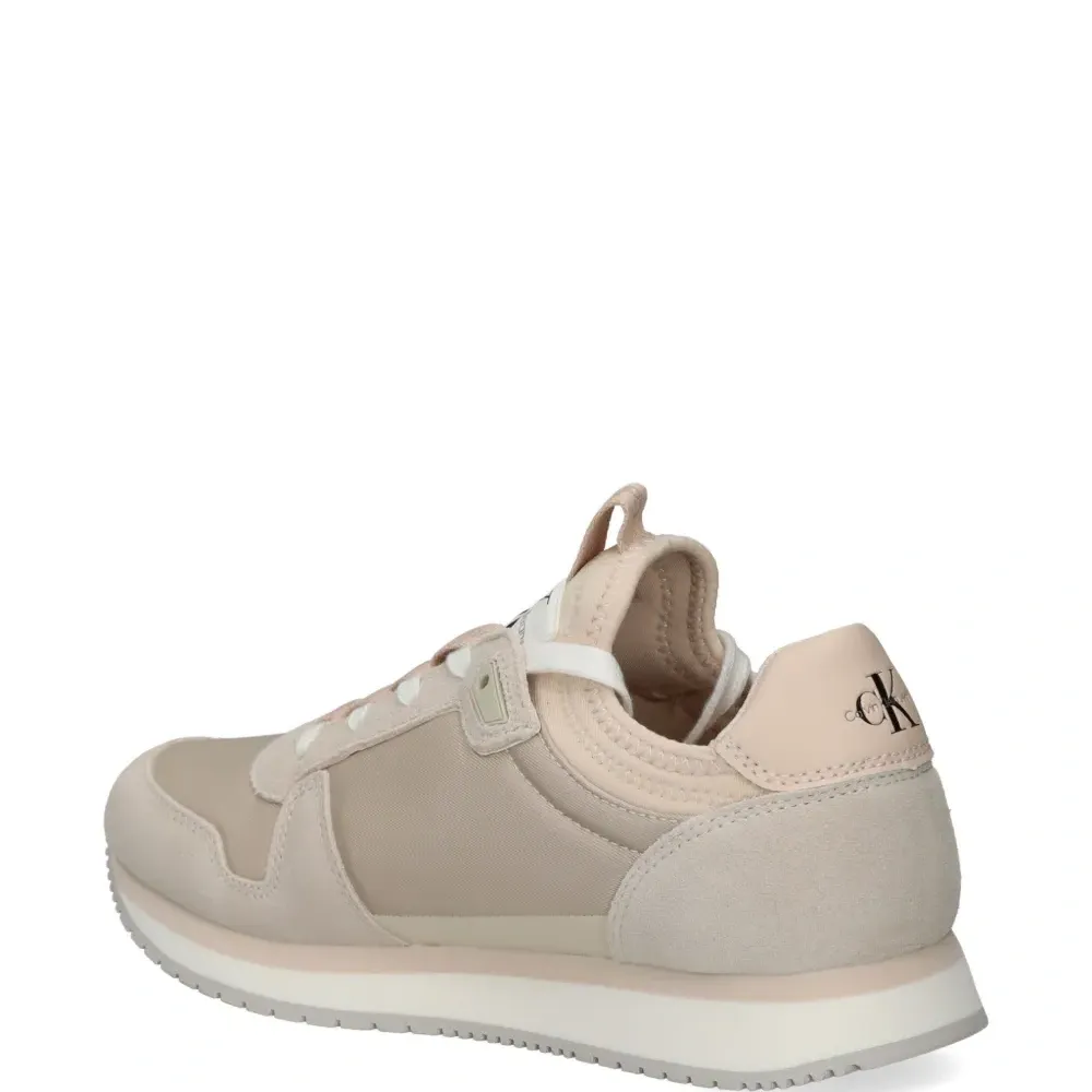 Кроссовки с логотипом