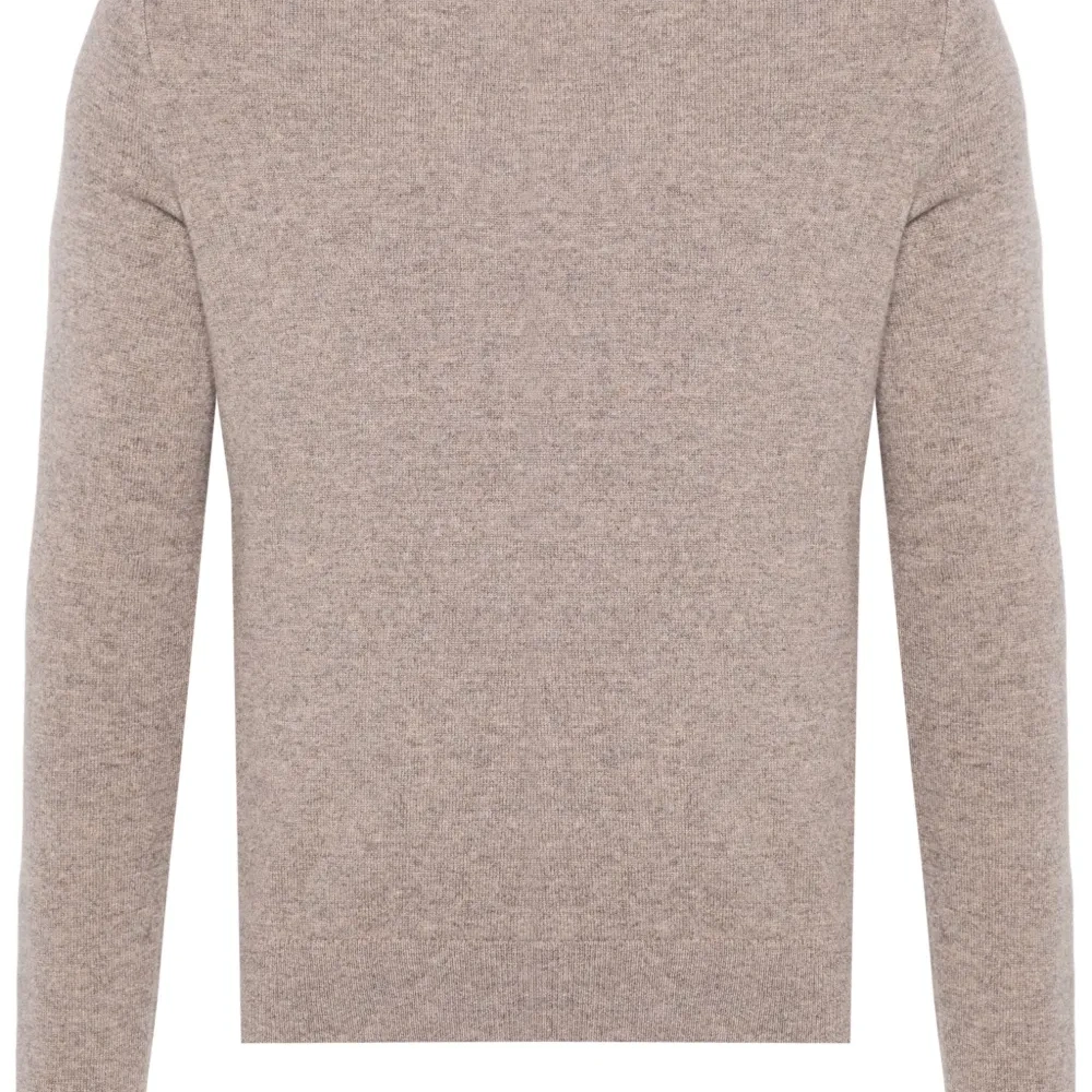 Свитер с круглым вырезом