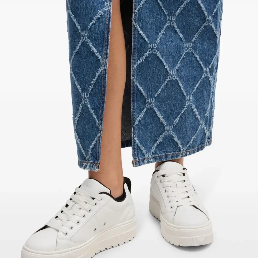 Кроссовки на платформе с логотипом