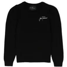 Свитер с вышитым логотипом