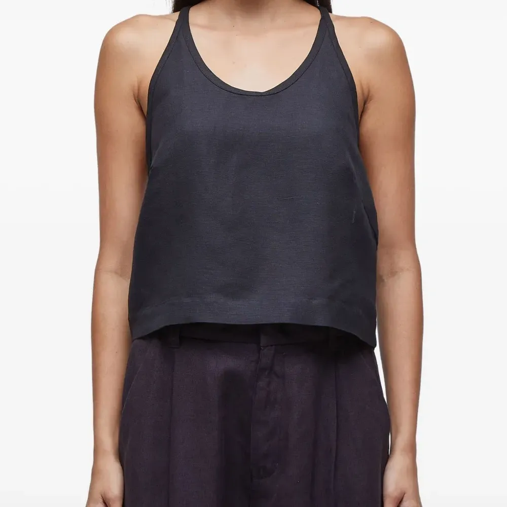 Топ с перекрестными деталями сзади