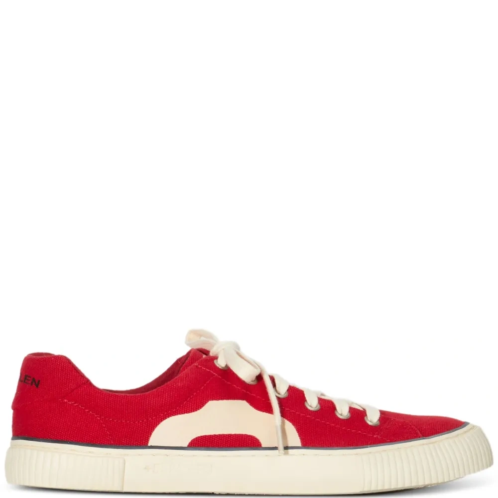 Кроссовки на шнуровке