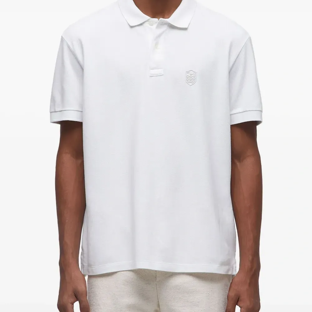 Рубашка поло с тисненым логотипом