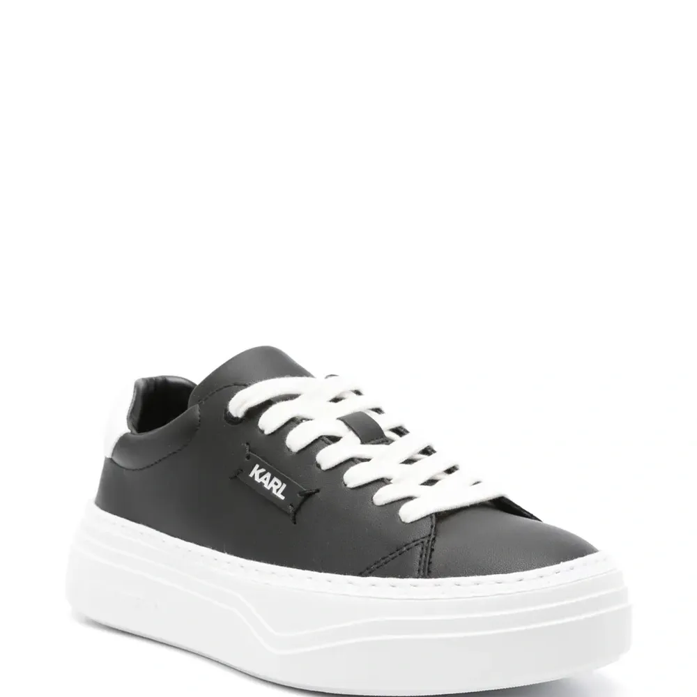 Кеды с нашивкой-логотипом